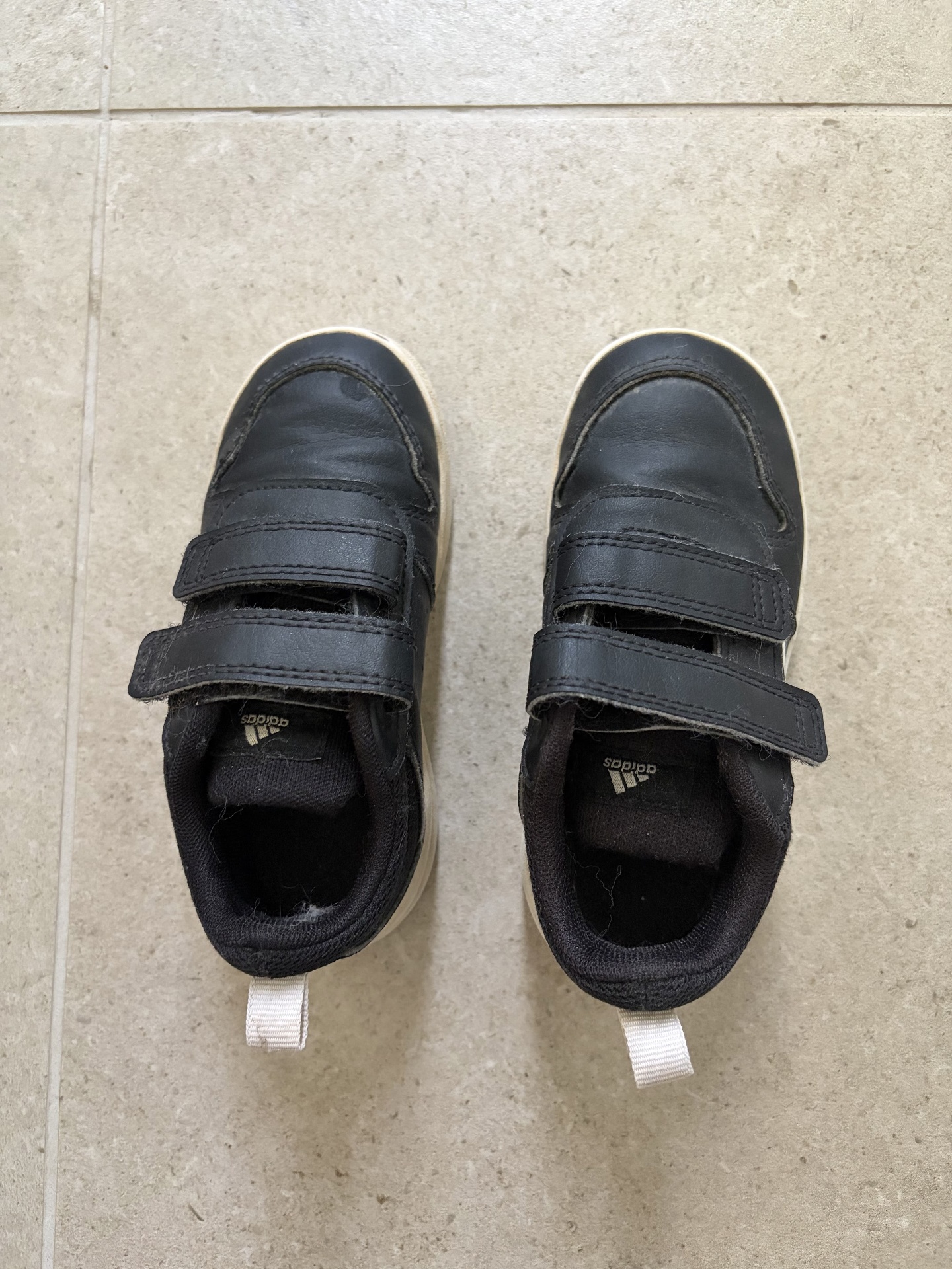 Adidas sneakers svarta, stl 24