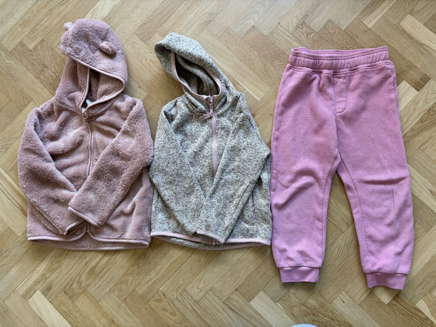 Klädpaket: 2 fleecetröjor + fleecebyxa, stl 98–104