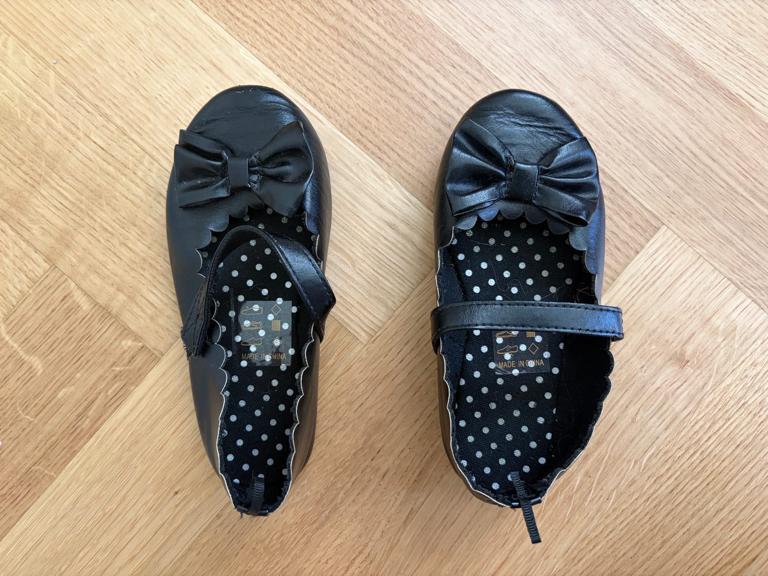 Svarta ballerinaskor med rosett, stl 28