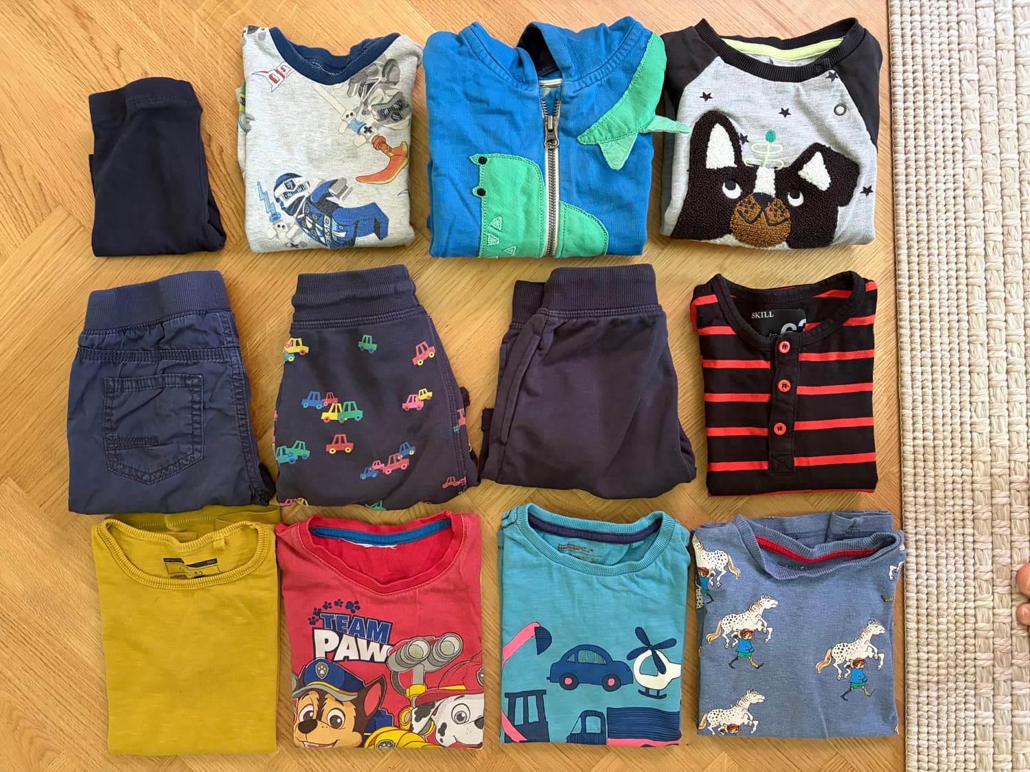Stort klädpaket med vardagsplagg, stl 92