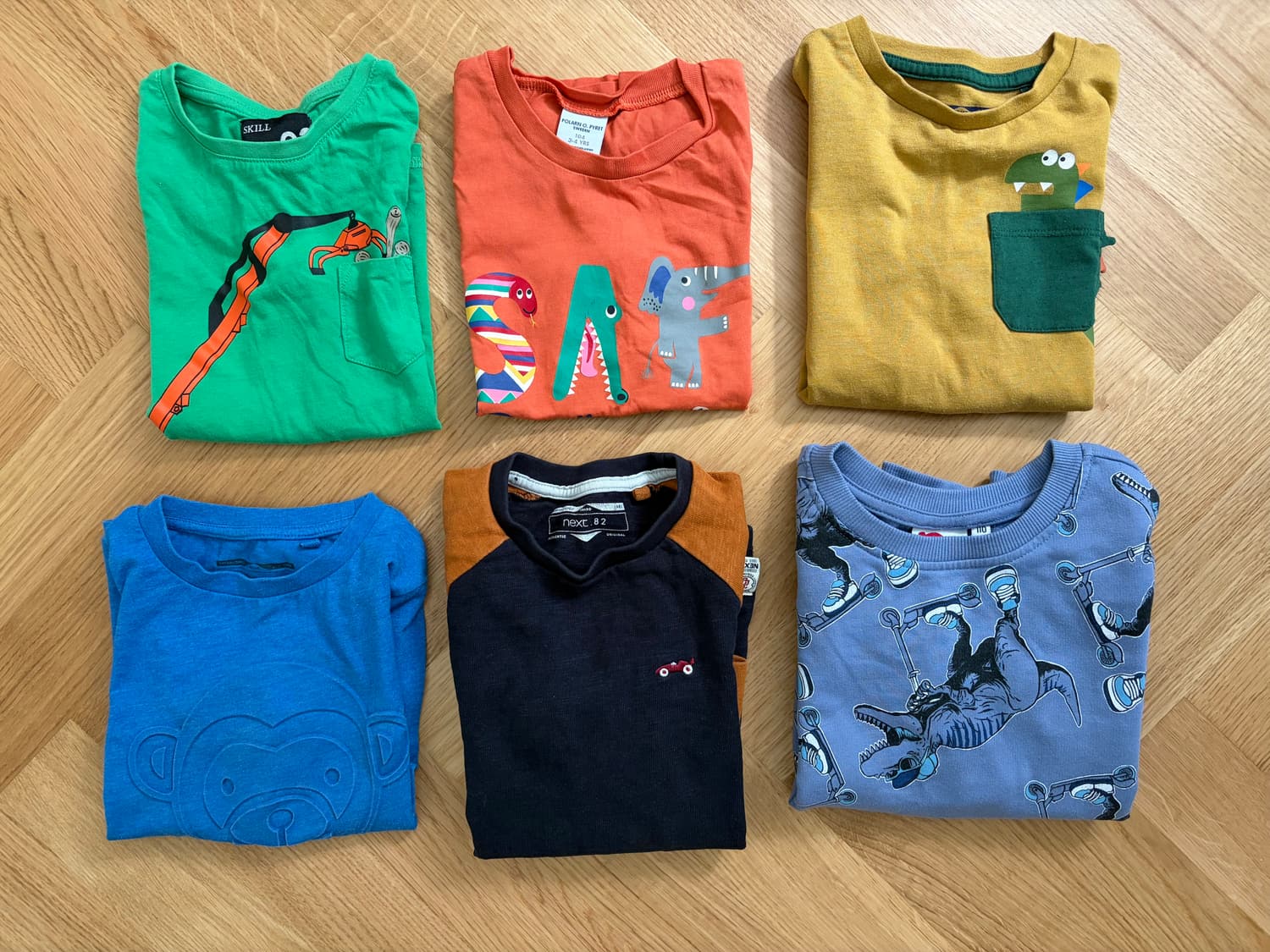 Klädpaket med tröjor, stl 104
