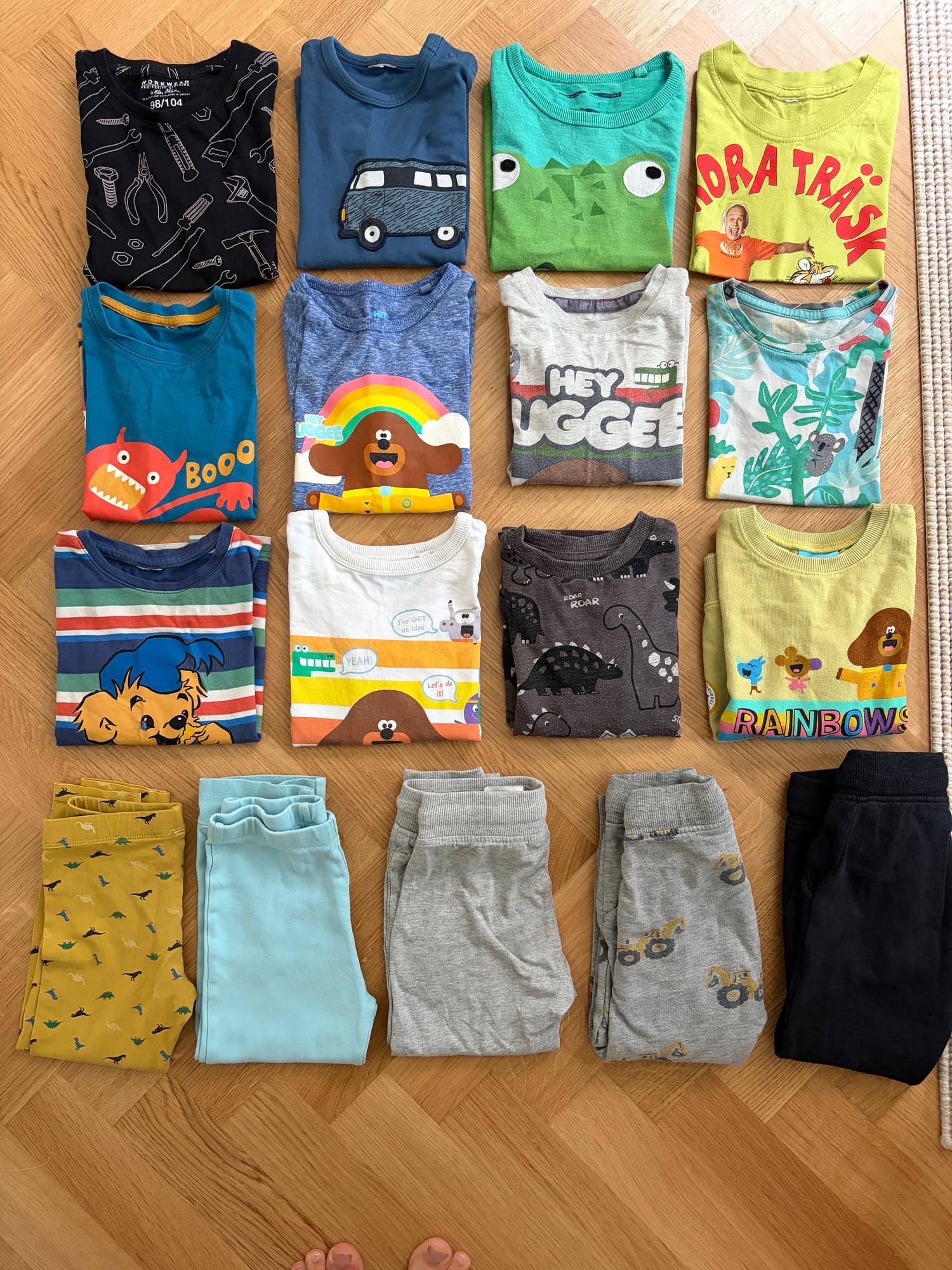 Klädpaket med tryck och färgmix, stl 98