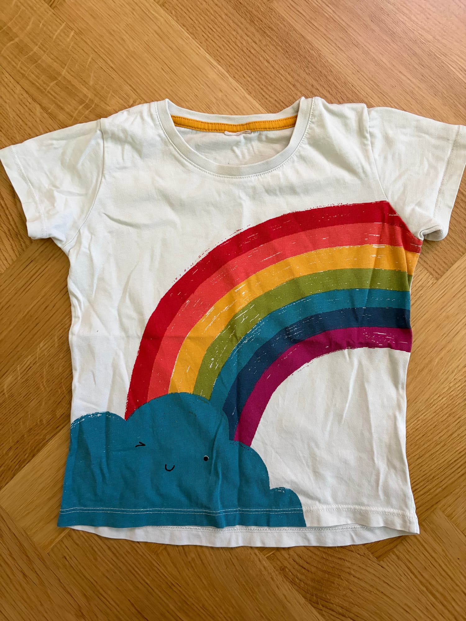 Vit t-shirt med regnbågsmotiv, stl 92