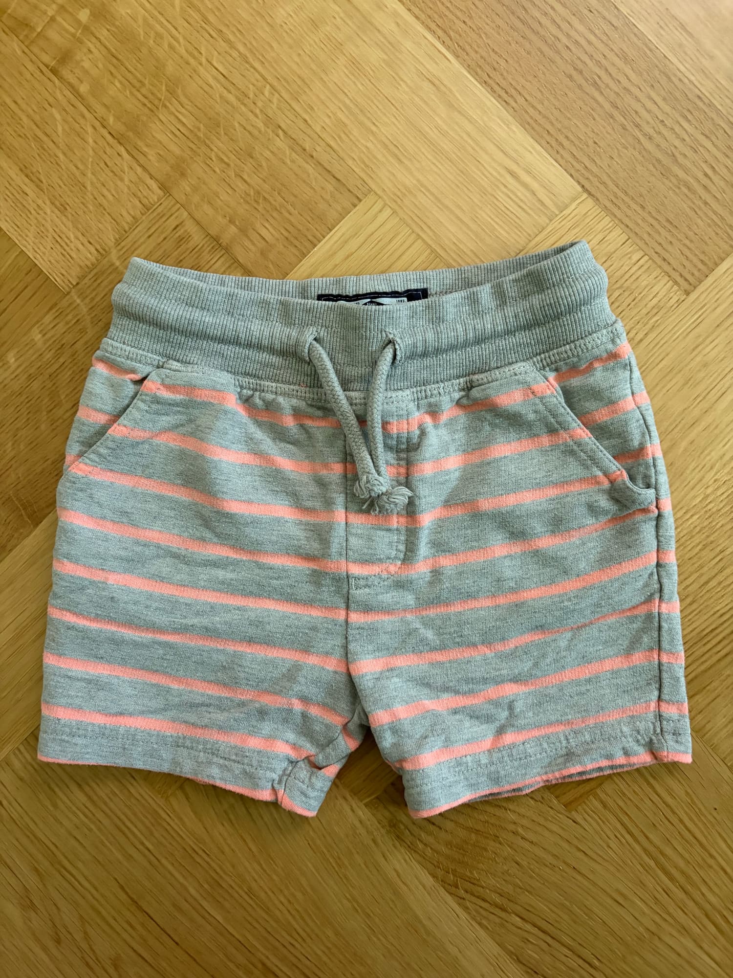 Grå shorts med rosa ränder, stl 92