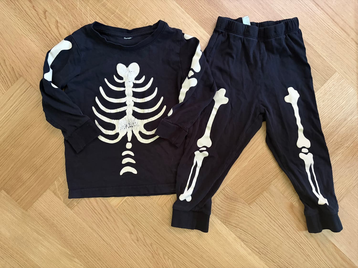 Svart set med skelettmotiv, stl 92