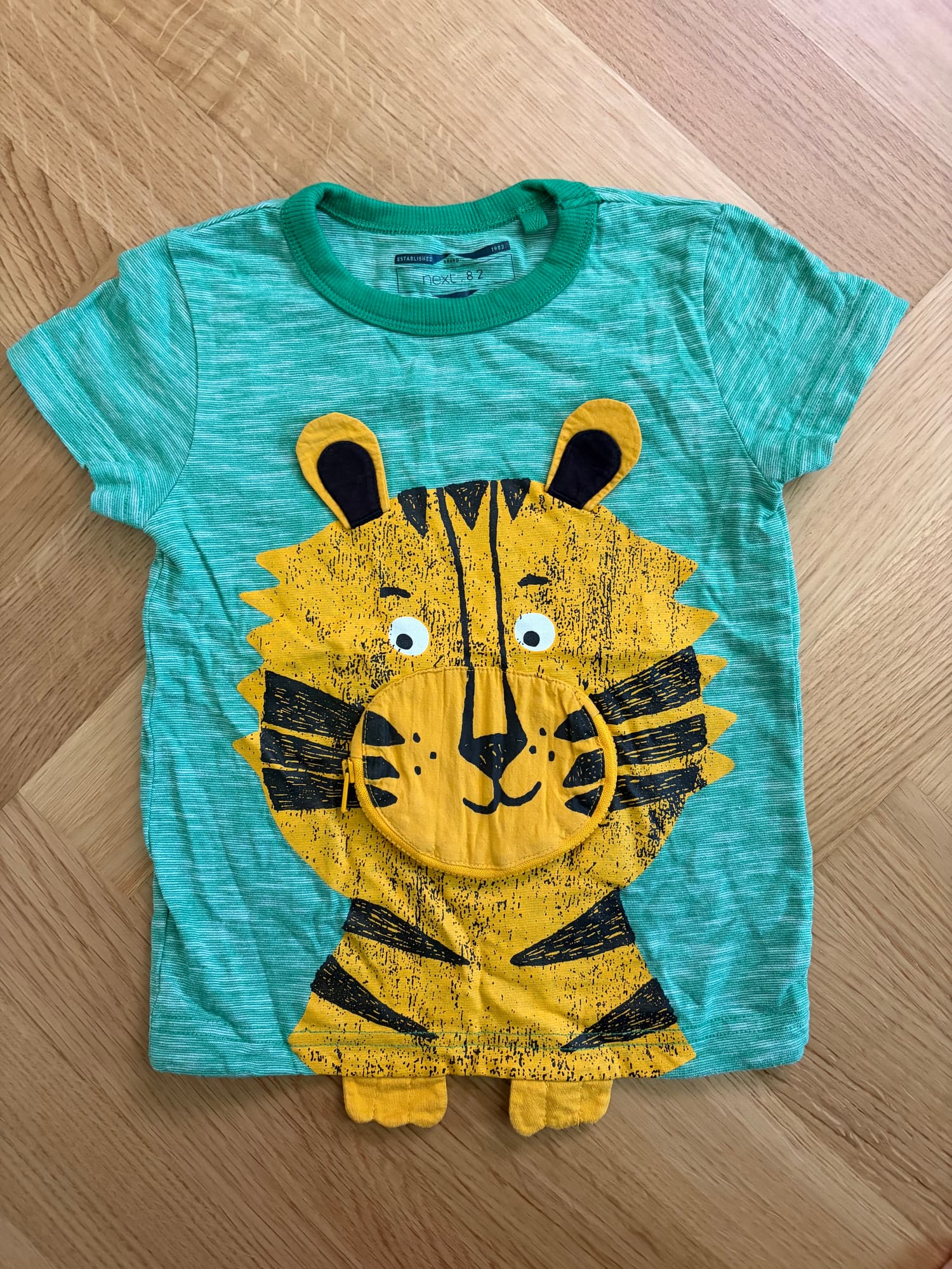 Grön t-shirt med tigermotiv, stl 86